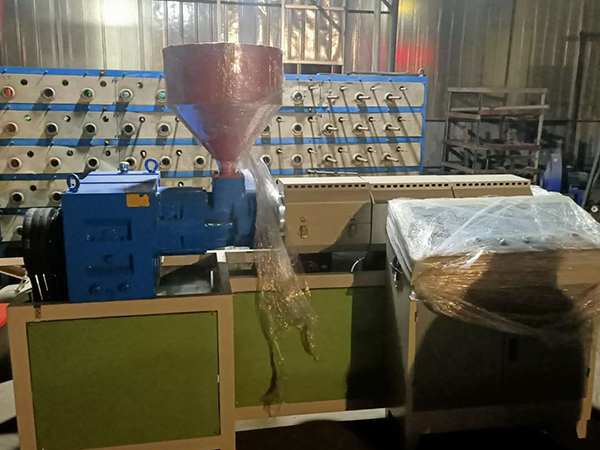 山東熔噴布設（shè）備